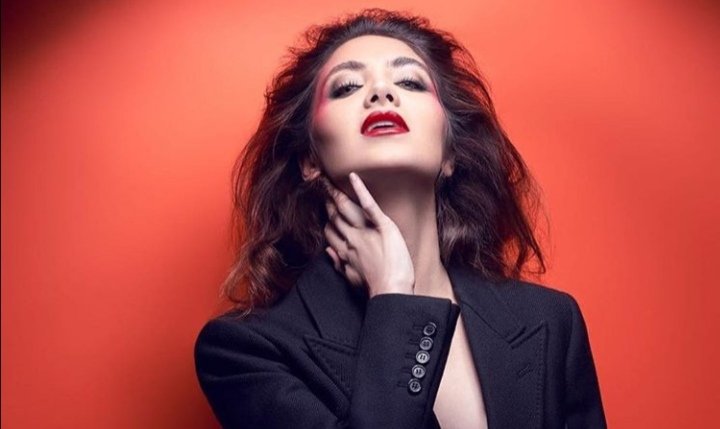 روان مهدي تُضفي على دفعة بيروت سحر تواجدها الراقي