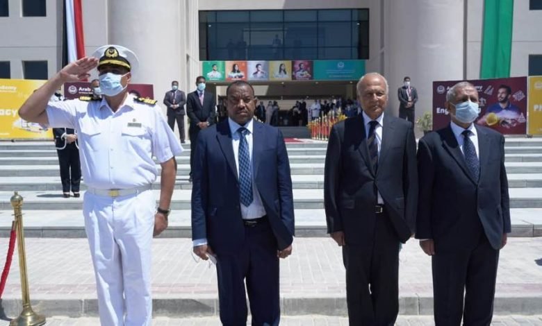 السفير الدكتور كمال حسن علي الأمين العام المساعد للشؤون الاقتصادية بالجامعة العربية، والوزير المفوض محمد خير مدير إدارة المنظمات بالجامعة العربية يشهدان على توقيع هذا المرسوم ! 1 5302dbf66c5887d3a03408f8716a9357