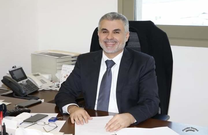 د.بسام فرشوخ والاستاذ عبد الله حمدان يباركان للاستاذ فادي سنان بعد توليه منصب مدير عام وزارة الصحة 1 fa9a805fe710953b451d729e6b645ef1