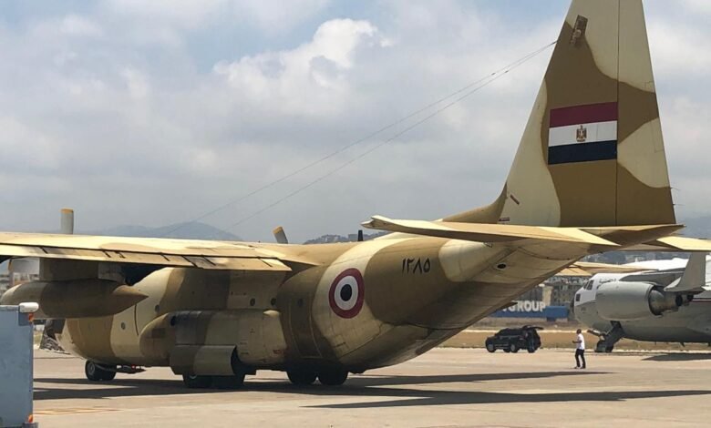 تنفيذاً لتوجيهات القيادة السياسية المصرية تواصل مصر حكومة وشعباً تكثيف الجسر الجوى لإرسال المساعدات العاجلة للأشقاء بالجمهورية اللبنانية 1 5142fde384d4d0f12ee9908de7c817cc