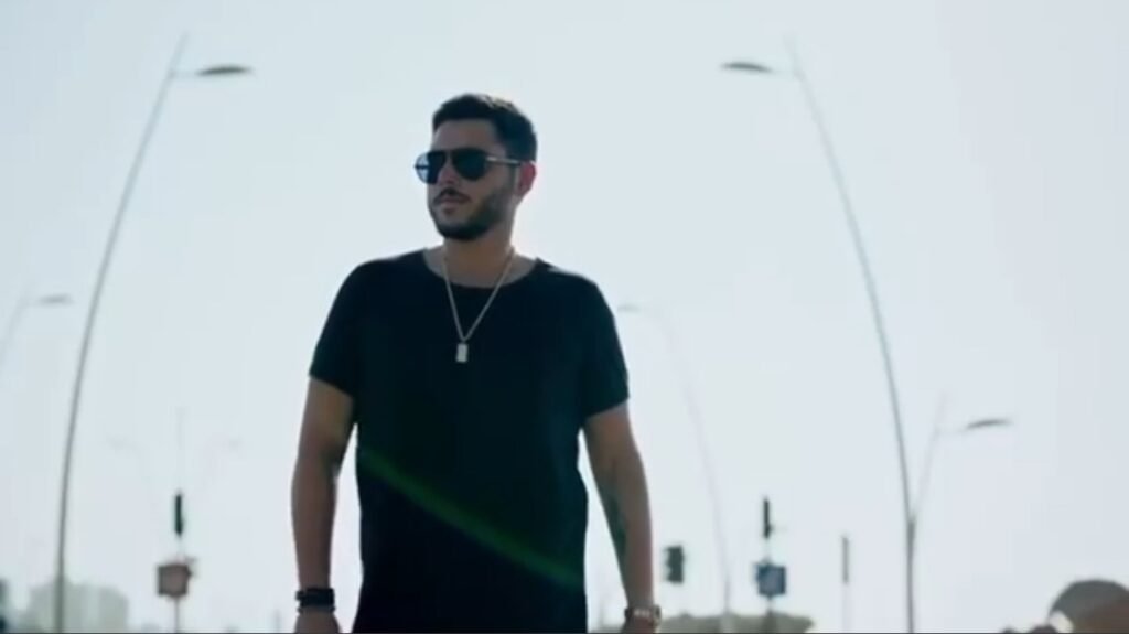 الوليد الحلاني يغني من كلمات والحان والده قالتلي قريباً 1 الوليد الحلاني يغني من كلمات والحان والده قالتلي قريباً