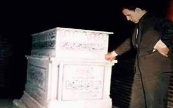 صورة نادرة لـ عبد الحليم حافظ واقفاً أمام قبره!! 1 a5e30bce223d36f7b520560db9d45e5f