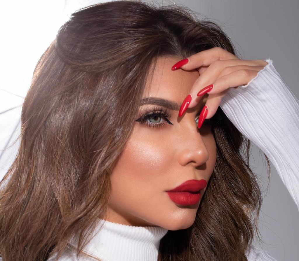 خبيرة التجميل العنود يماني رائدة في فنّ نحت الوجه "الكونتورينغ" 3 eb08a82b649aeaed45693576992ee2a3