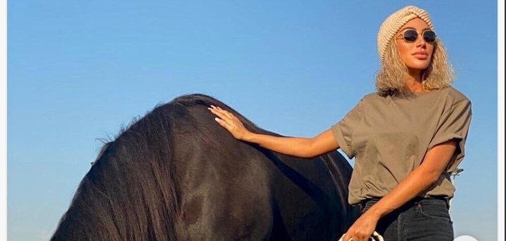 مايا دياب تستمتع بوقتها في إسطبل خيول بلقطة عفوية