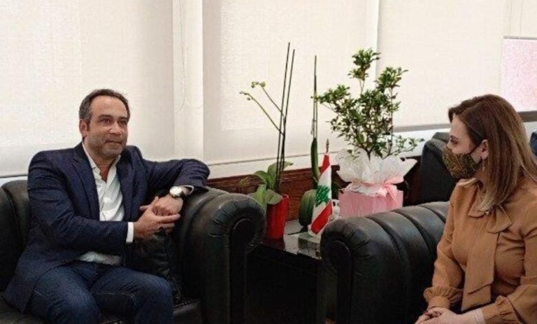 زار رئيس نادي الأنصار نبيل بدر مقر وزارة الشباب والرياضة، حيث كان في استقباله الوزيرة فارتينيه أوهانيان. 1 28243d91bd103cac0017a1dd3c9526d0