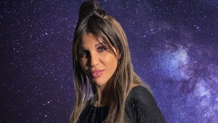 بونيتا سعادة تبرع بتقليدها للإعلامية أنابيلا هلال 1 d6560a13596fa6ed5f0ca1974f7af35e