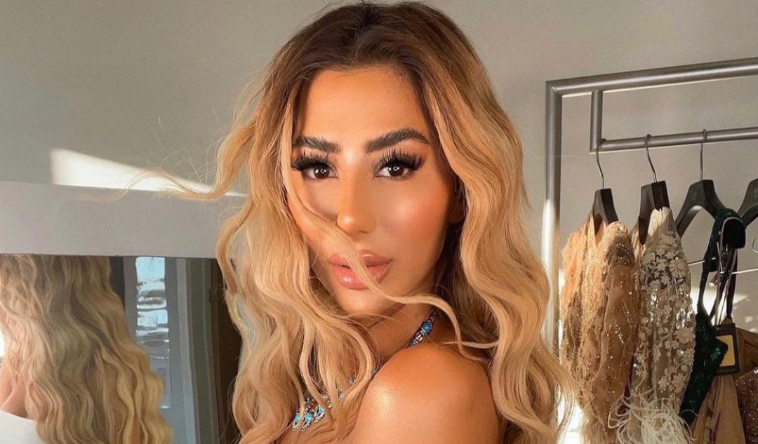 خبيرة المكياج العالمية "جينا بادين/ Gina Badhen" تتألق بمكياج بسيط.. والمتابعون يعلقون! 3 141b247d42ab9815fc48cb1c1da46cc9