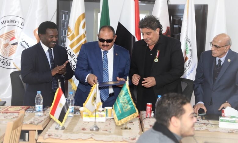 د.بسام فرشوخ رئيس الاتحاد العربي لتمنية الصادرات والصناعات الجلدية بالملتقى الاقتصادي بجامعة الدول العربية يقوم بإنجاز صناعي إقتصادي في القاهرة 1 1639155856bb6b658951