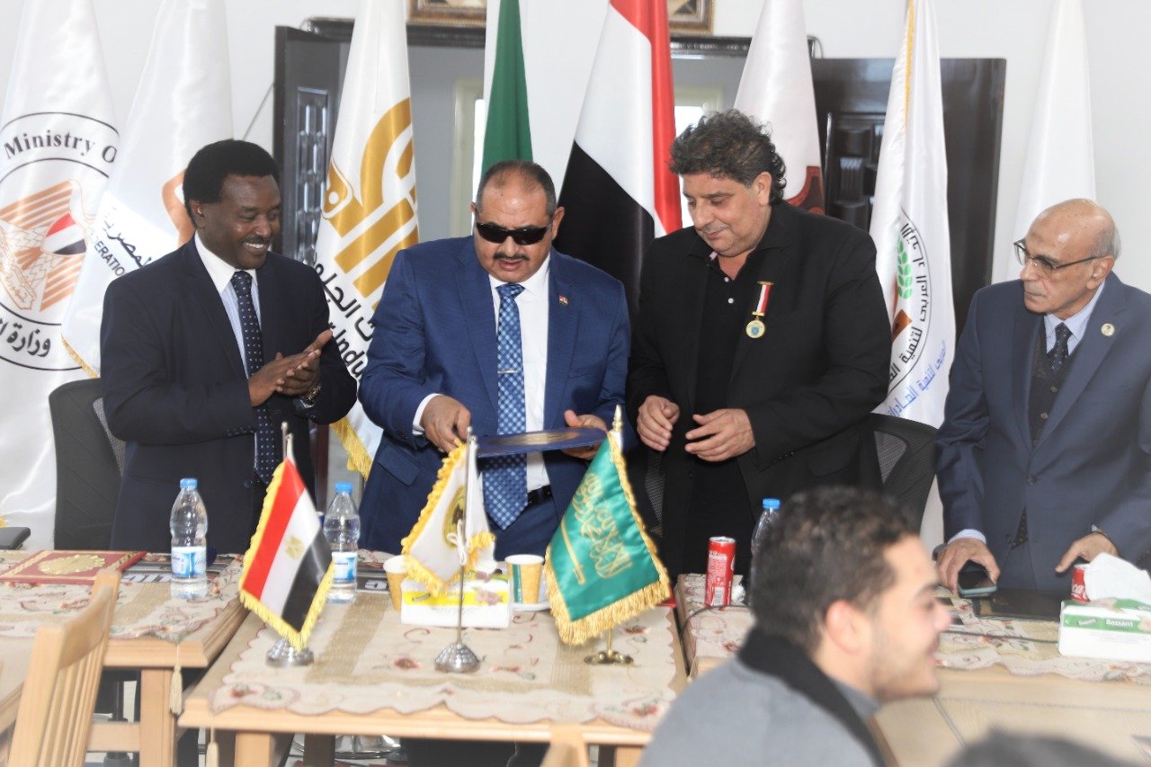 د.بسام فرشوخ رئيس الاتحاد العربي لتمنية الصادرات والصناعات الجلدية بالملتقى الاقتصادي بجامعة الدول العربية يقوم بإنجاز صناعي إقتصادي في القاهرة 3 1639155856bb6b658951