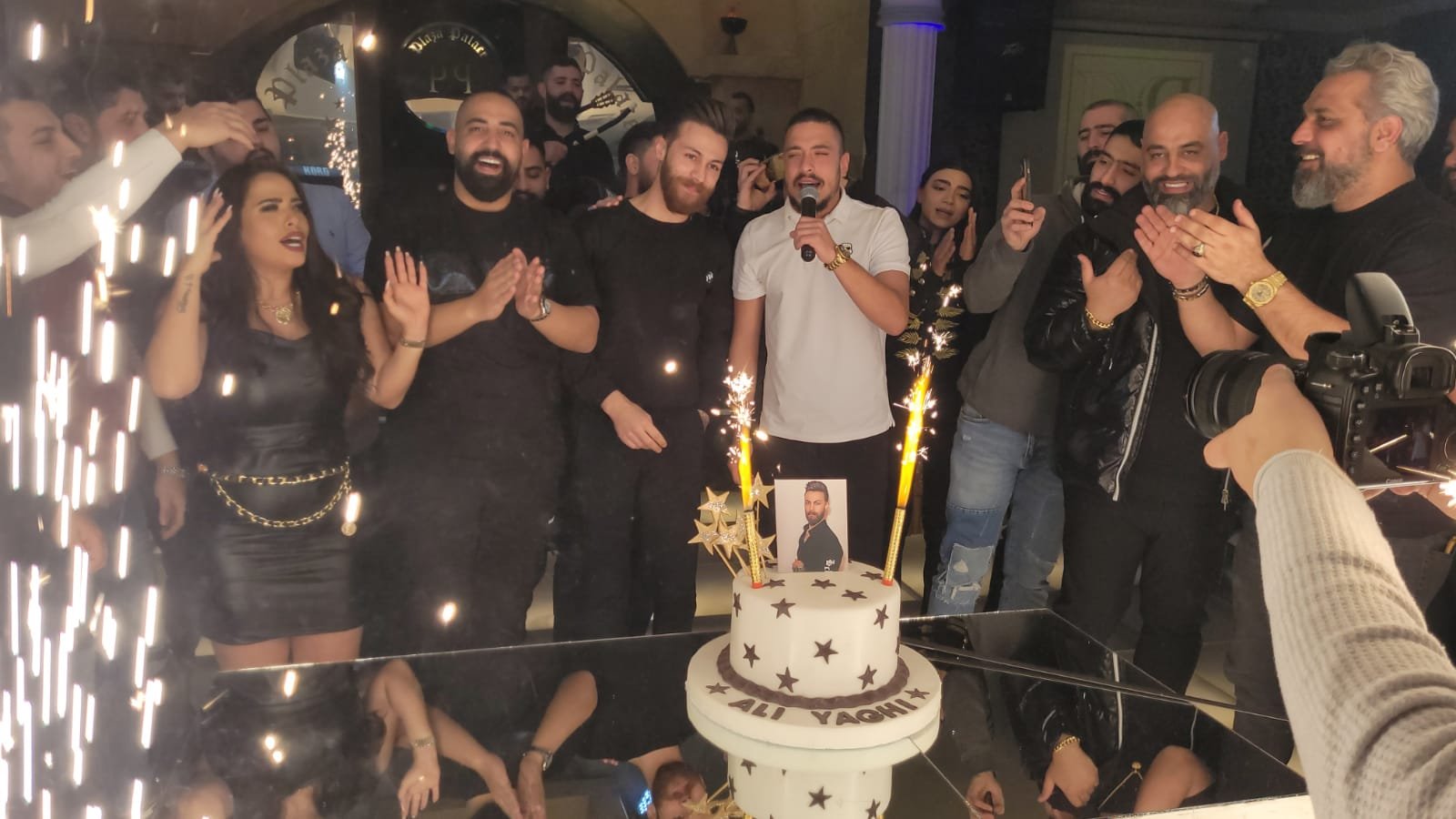 وائل ابو بكر يحتفل بعيد ميلاده وسط الأحبة ، و مهند وسارة يشعلان السهرة 3 57b561e5aa0a7e2e7f343343b5ee2442