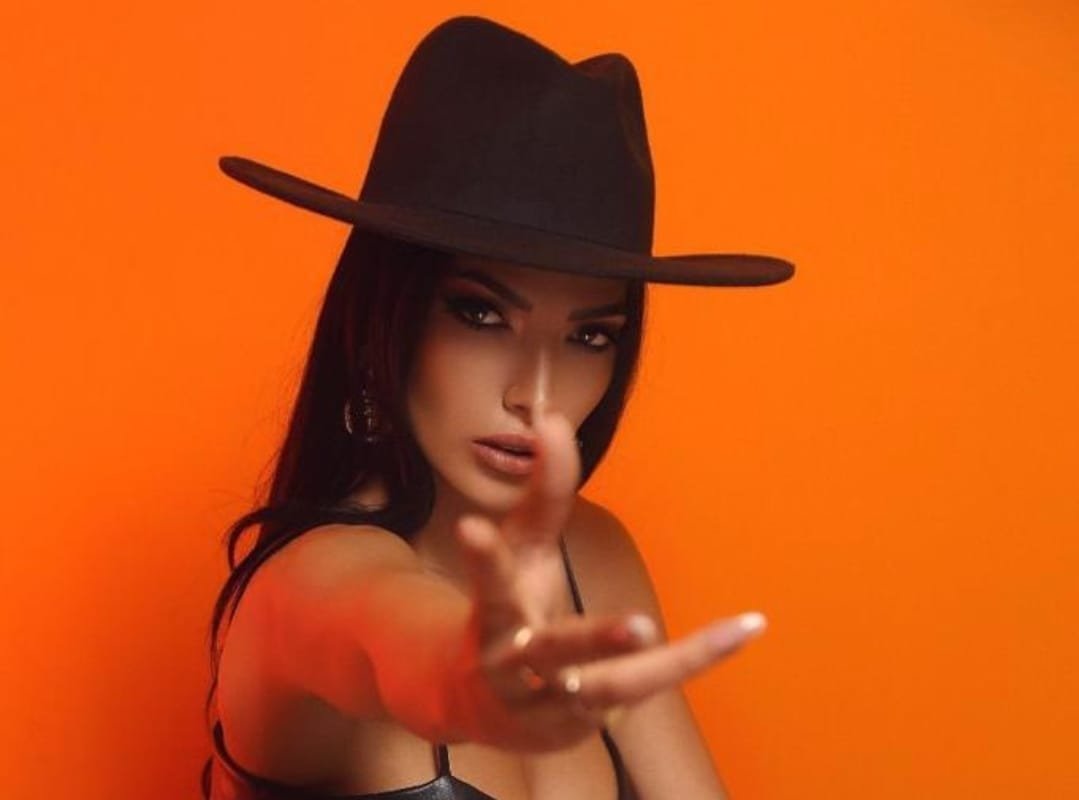 ملكة جمال آسيا السورية سنا عطيّة تتألق في إكسبو دبي وتجذب الحضور