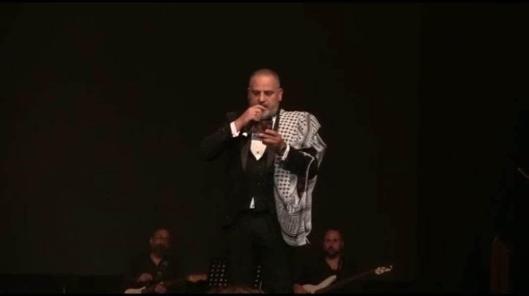 زكريا فحّام في وضع محرج بسبب الكوفية..ماالسبب! 3 165183684367de048d0d