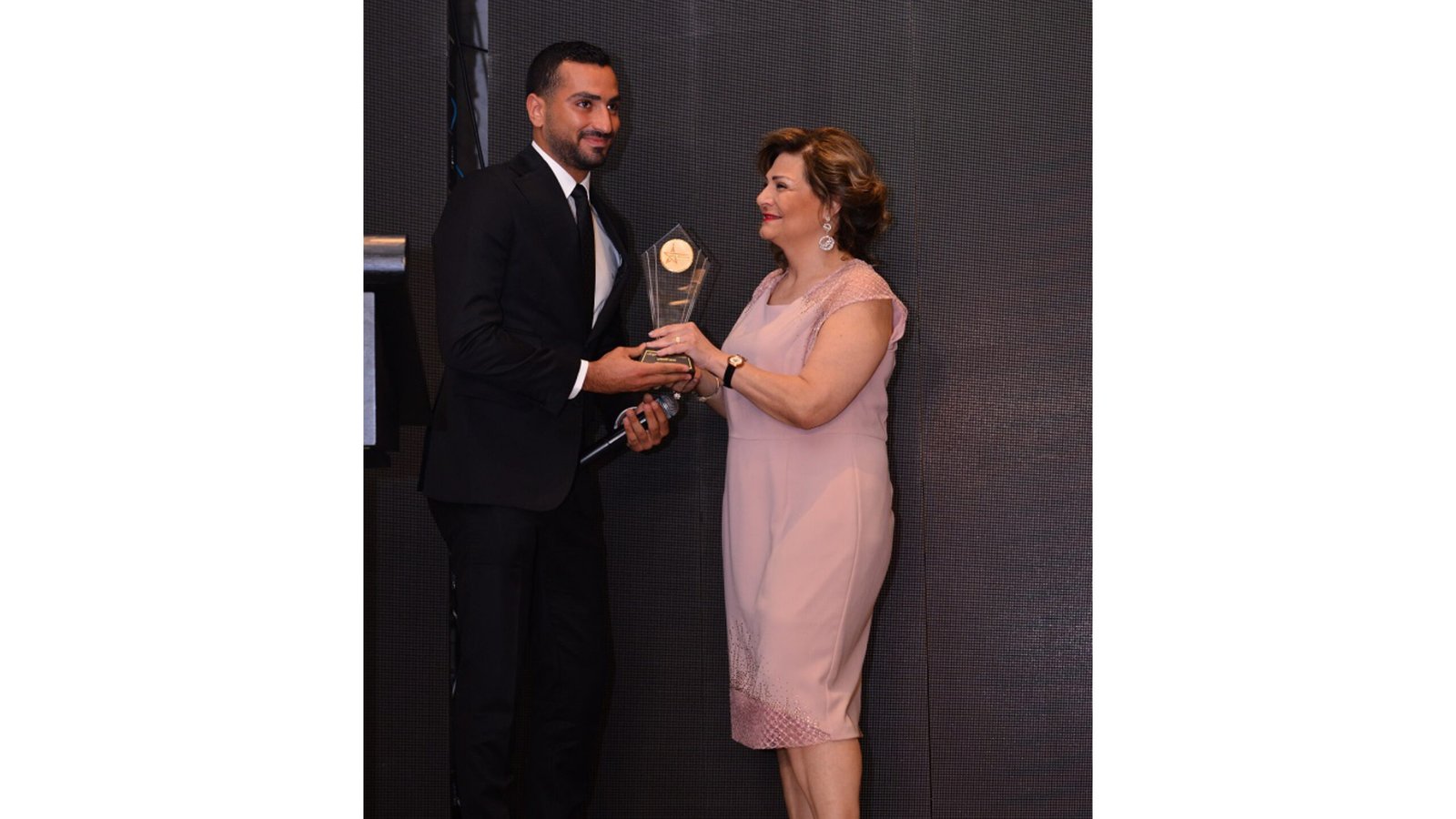 مهرجان AFDAL الدولي يقدم جائزة أفضل ممثل و مطرب مصري شاب للفنان محمد الشرنوبي 3 16573070561a6c598774 scaled