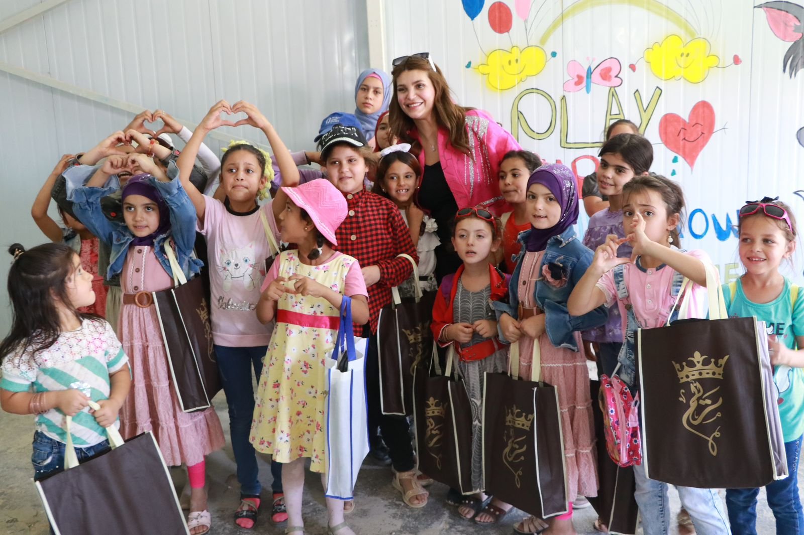 ملكة جمال العرب في اسطنبول رنيم كيلاني تزرع البسمة على وجوه أطفال مخيم الزعتري ومركز الملك سلمان 3 16904032133d5e25ddca