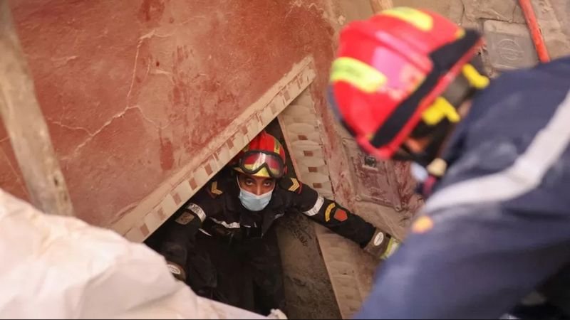 سباق مع الزمن لإنقاذ العالقين تحت أنقاض زلزال المغرب 3 16944207239038753c1f
