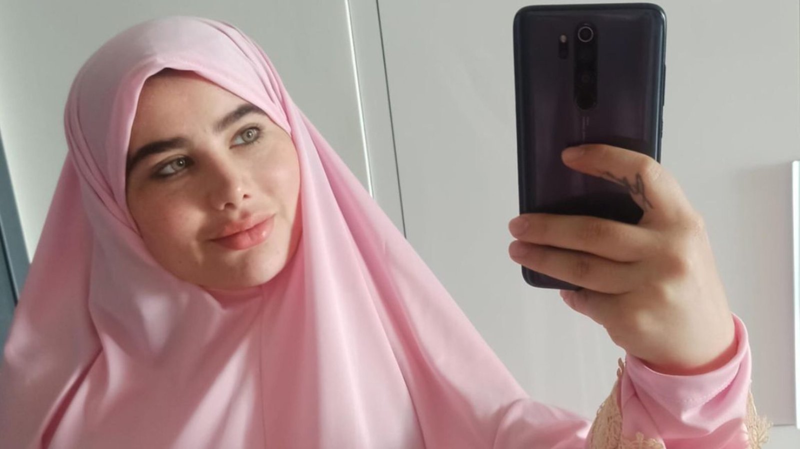 انجي خوري تصدم الجمهور بعد ارتداء الحجاب 3 1696607707145fa12069 scaled