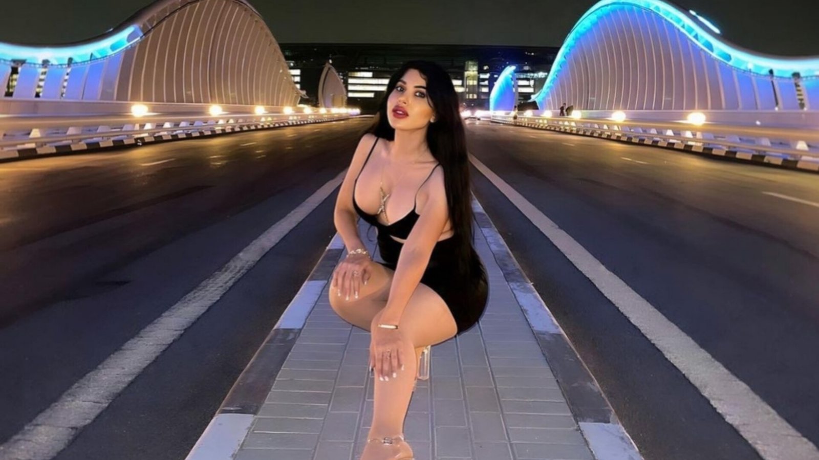 جانين خوري تخطف الأنظار بإطلالة جريئة 3 1699800548aedfd4e697