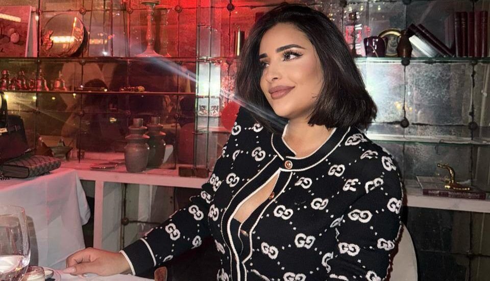 سلمى مبارك … أيقونة الأناقة والسفر في العالم الرقمي