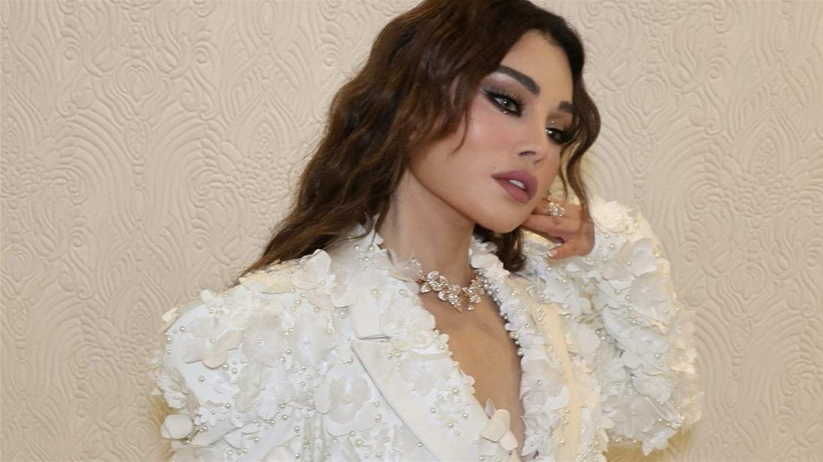 هيفاء وهبي تخطف الأنظار بإطلالة بيضاء