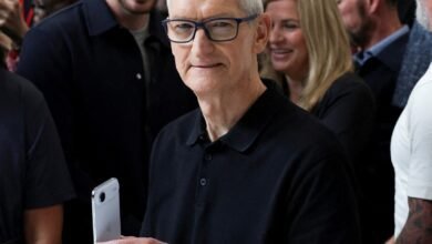 تيم كوك يدافع عن عمر بطارية آيفون إير واصفًا الهاتف بـالابتكار المذهل