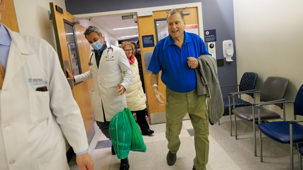 عاد المريض إلى غسيل الكلى بعد أن عاش مع كلية خنزير لمدة قياسية بلغت 271 يومًا. 3 عاد المريض إلى غسيل الكلى بعد أن عاش مع كلية خنزير لمدة قياسية بلغت 271 يومًا.