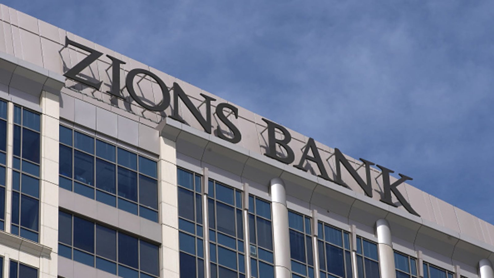 كيف دفعت سلسلة من القروض المعدومة مستثمري البنوك إلى البحث عن المخاطر الخفية؟