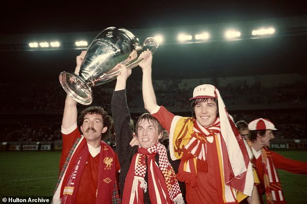 Who is bigger: Liverpool or Manchester United? We asked our football experts - and they came down overwhelmingly on one side. Now have YOUR say 3 103084375 15198129 image a 27 1760717588074