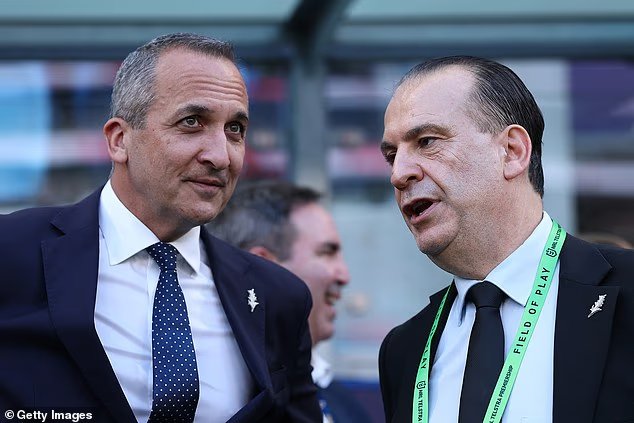 رئيس دوري الرجبي الأسترالي بيتر فلانديس يجري محادثات إيجابية مع الأندية الإنجليزية مع تزايد التكهنات بأن الدوري الوطني لكرة القدم الأمريكية قد يشتري حصة في الدوري الممتاز: "جميع الخيارات مطروحة على الطاولة" 5 103386765 15235609 image a 122 1761672320070