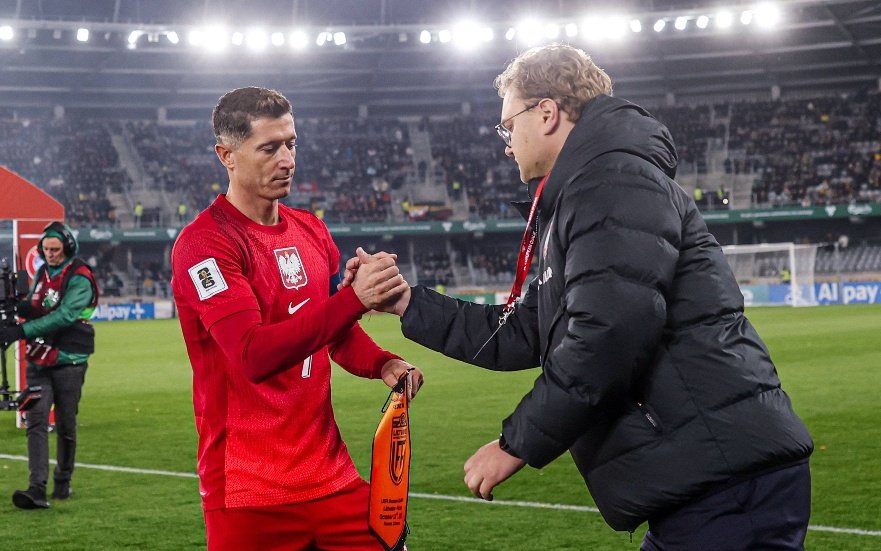 كلاسيكو بلا هداف.. قرار ليفاندوفسكي يغضب برشلونة ويثير الجدل! 4 كلاسيكو بلا هداف.. قرار ليفاندوفسكي يغضب برشلونة ويثير الجدل!