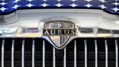 "Aurus" الروسية تكشف عن نسخ مميزة من سياراتها في بطرسبورغ