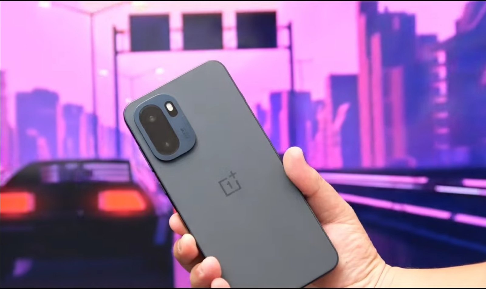 OnePlus تطلق هاتفا بتقنيات متطورة وسرعة شحن فائقة 2 OnePlus تطلق هاتفا بتقنيات متطورة وسرعة شحن فائقة