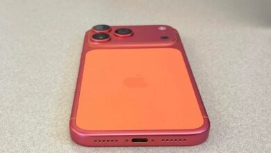 PSA: هذا هو السبب الذي يجعل هاتف iPhone 17 Pro ذو اللون البرتقالي الكوني يتحول إلى اللون الذهبي الوردي