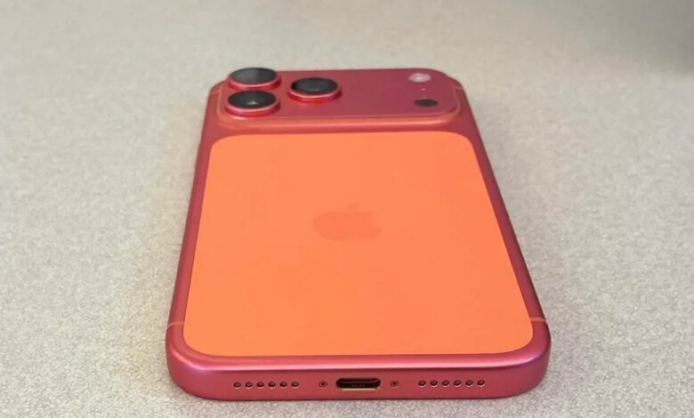 PSA: هذا هو السبب الذي يجعل هاتف iPhone 17 Pro ذو اللون البرتقالي الكوني يتحول إلى اللون الذهبي الوردي 1 PSA: هذا هو السبب الذي يجعل هاتف iPhone 17 Pro ذو اللون البرتقالي الكوني يتحول إلى اللون الذهبي الوردي