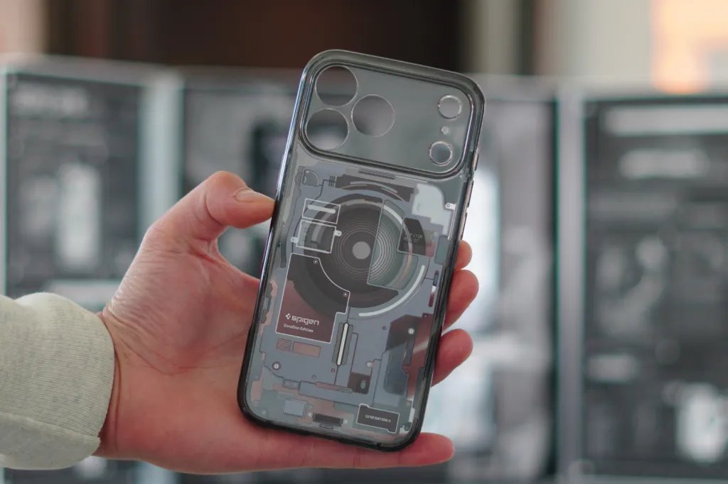 تتيح لك هذه الحافظة ذات التصميم الممزق إلقاء نظرة خاطفة على جهاز iPhone 17 الخاص بك 4 Spigen 1