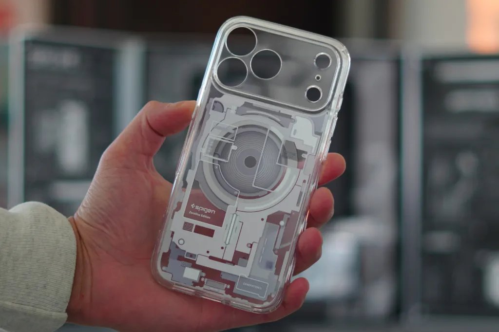 تتيح لك هذه الحافظة ذات التصميم الممزق إلقاء نظرة خاطفة على جهاز iPhone 17 الخاص بك 3 Spigen 2