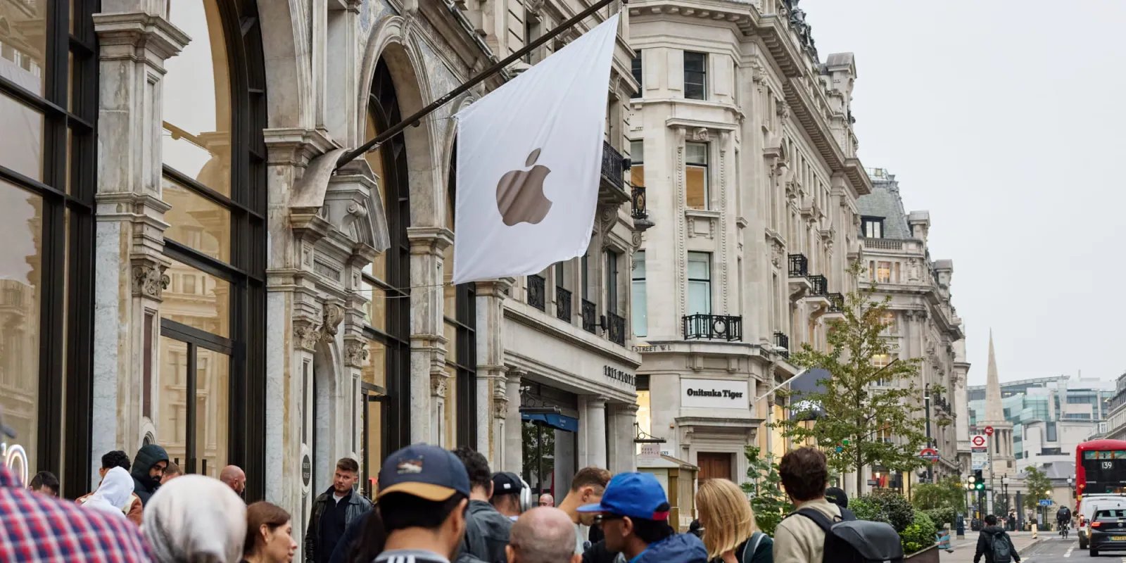 apple logo regent st store
