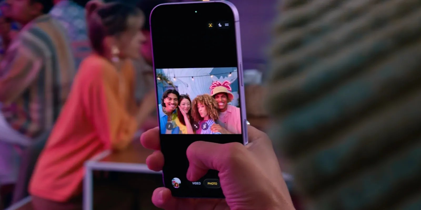 سيسمح iOS 26.1 لتطبيقات الطرف الثالث بنسخ الصور احتياطيًا في الخلفية 2 iphone 17 center stage front camera