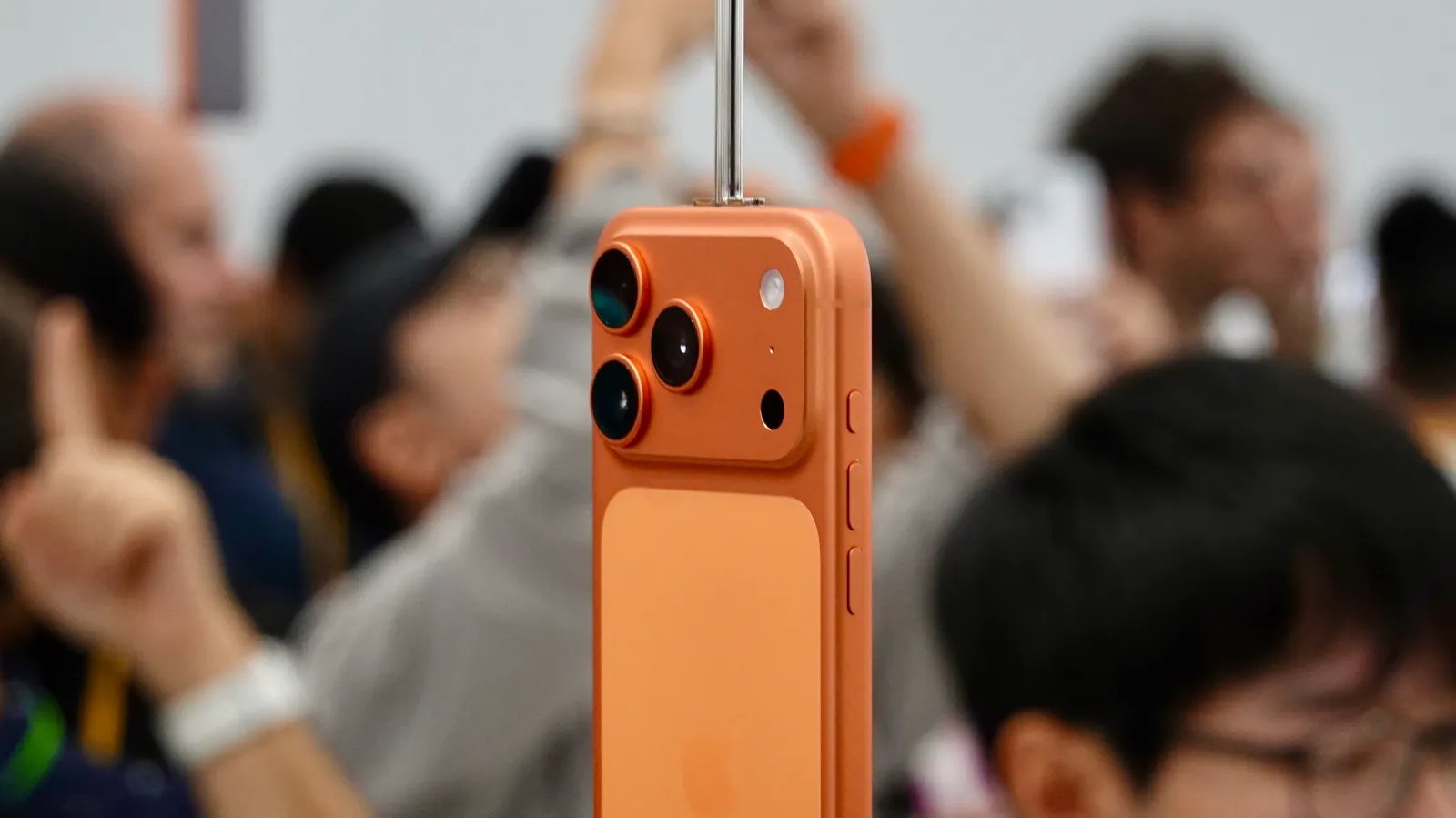 حققت شركة Apple إنجازًا بارزًا بقيمة 4 تريليون دولار قبل تقرير الأرباح بعد الإطلاق القوي لجهاز iPhone 17 2 iphone 17 pro0006