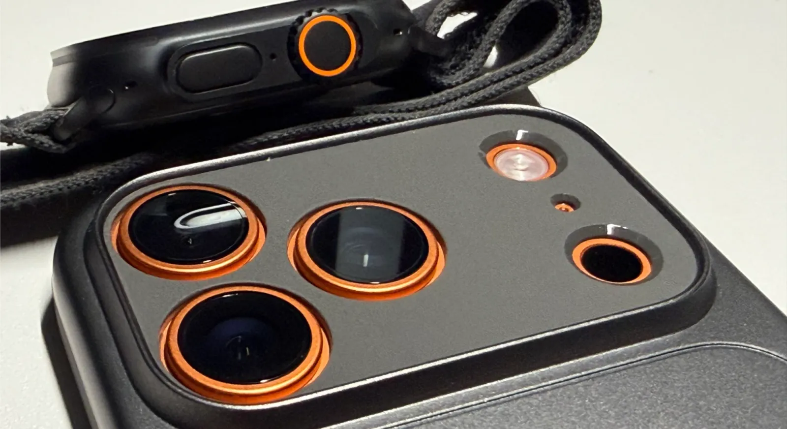 اثنان من ملحقات iPhone 17 Pro بأسعار معقولة يستحقان التجربة 1 orange circles apple watch ultra iphone 17 pro