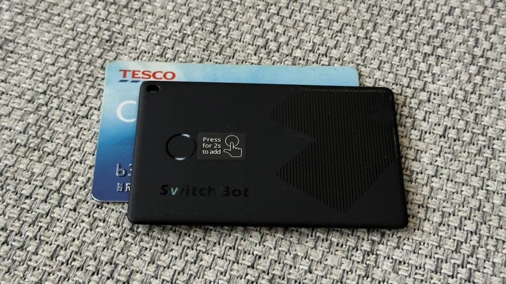 ابحث عن محفظتك المفقودة باستخدام جهاز iPhone الخاص بك باستخدام بطاقة SwitchBot Wallet Finder 3 review wallet finder close up