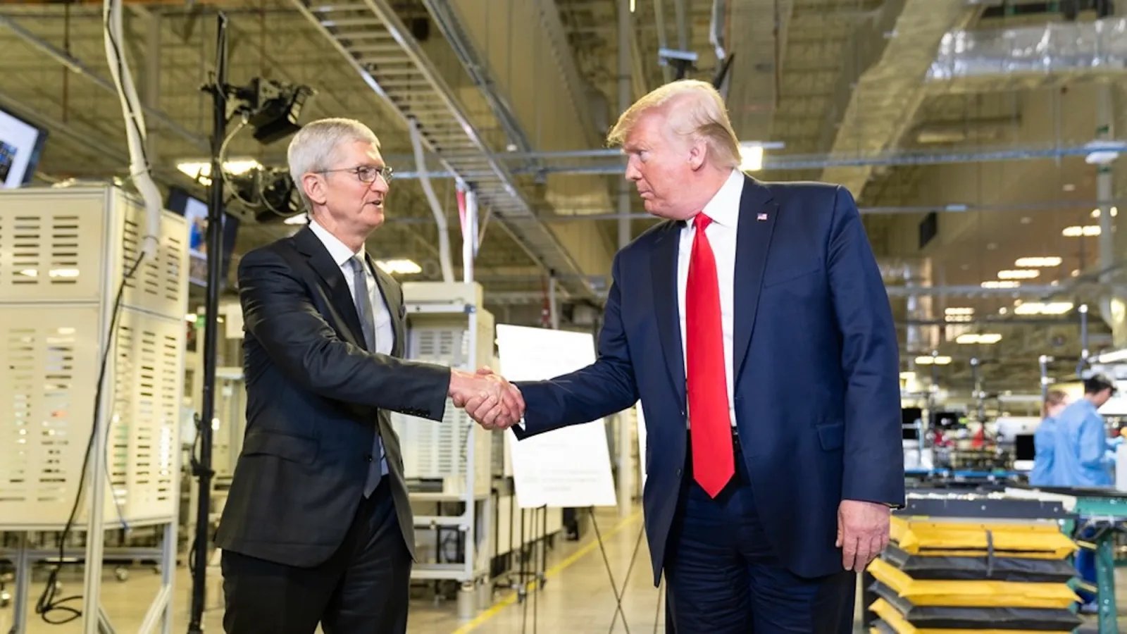 يشيد ترامب باستثمارات شركة أبل في الولايات المتحدة مع انضمام تيم كوك إلى حدث طوكيو 1 tim cook trump