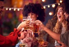 الأصدقاء يستمتعون بالليل في شرب الكحول