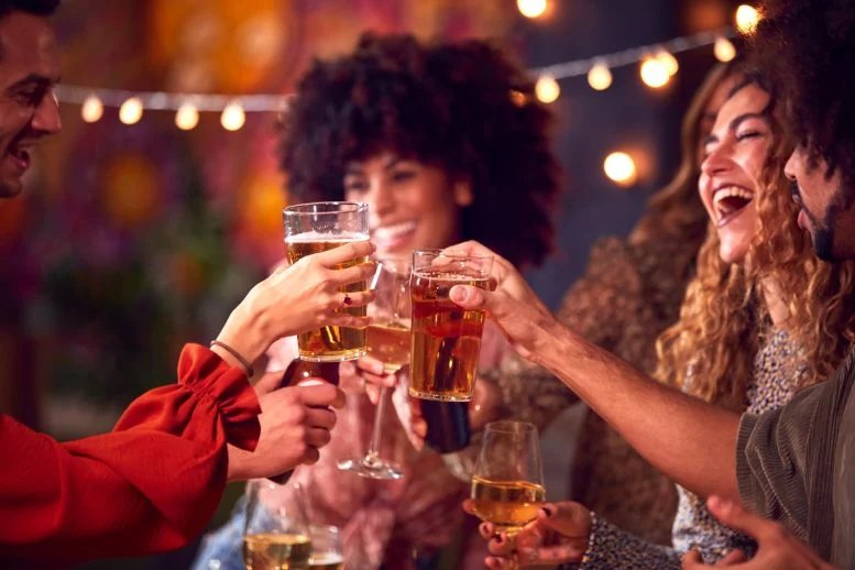 الأصدقاء يستمتعون بالليل في شرب الكحول
