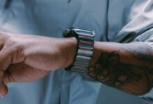 أطلقت Nomad لأول مرة Stratos، وهي سوار Apple Watch الجديد المصنوع من التيتانيوم