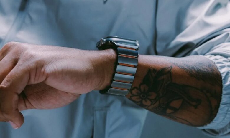 أطلقت Nomad لأول مرة Stratos، وهي سوار Apple Watch الجديد المصنوع من التيتانيوم