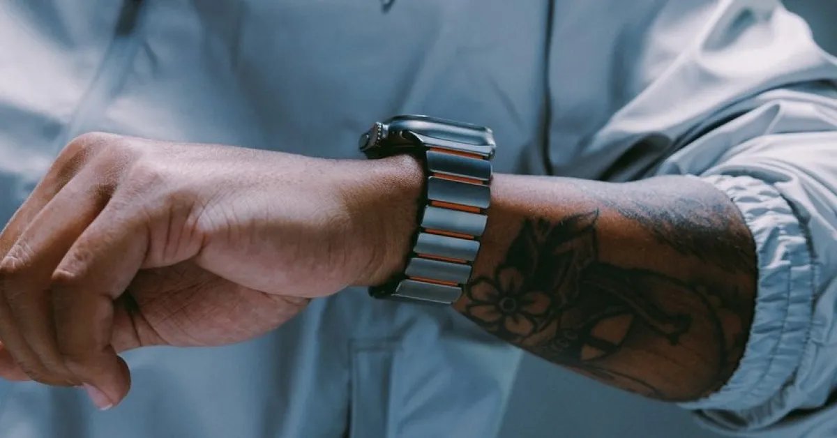 أطلقت Nomad لأول مرة Stratos، وهي سوار Apple Watch الجديد المصنوع من التيتانيوم