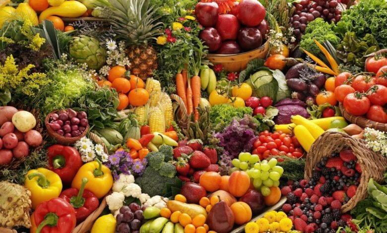 اختبار الفواكه والخضروات: هل تعرف من أين يأتي القرع والتوت والبروكلي؟ 1 a spread of fresh fruits and vegetables