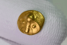 اكتشف صائد الكنوز عملة ذهبية سلتيكية نادرة عمرها 2200 عام