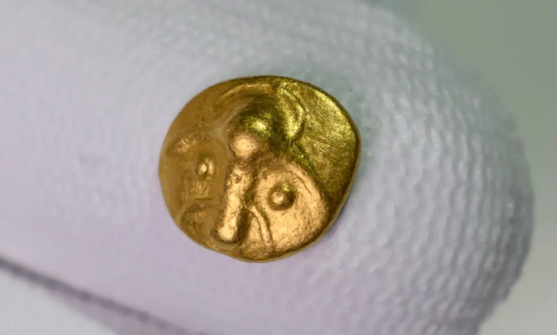 اكتشف صائد الكنوز عملة ذهبية سلتيكية نادرة عمرها 2200 عام 1 اكتشف صائد الكنوز عملة ذهبية سلتيكية نادرة عمرها 2200 عام