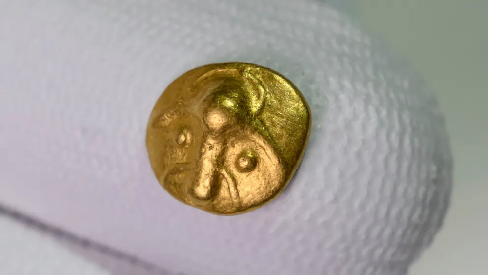 اكتشف صائد الكنوز عملة ذهبية سلتيكية نادرة عمرها 2200 عام 3 اكتشف صائد الكنوز عملة ذهبية سلتيكية نادرة عمرها 2200 عام